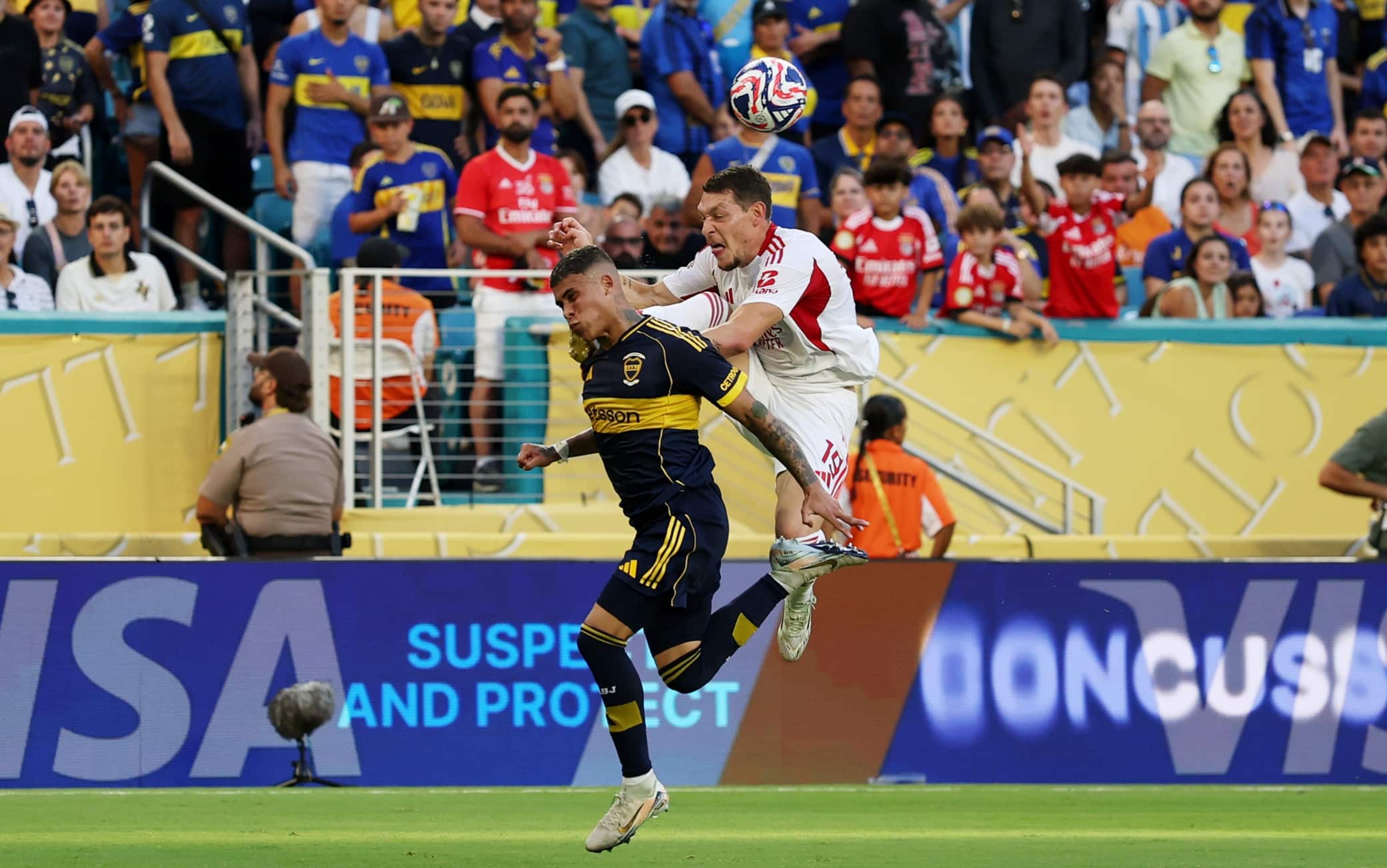 Boca Juniors-Benfica, il fallo di Belotti