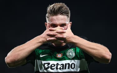 epa11610527 Sporting player Viktor Gyokeres celebrates after scoring the 1-0 goal during the UEFA Champions League match between Sporting Cp and LOSC Lille held at Alvalade Stadium, in Lisbon, Portugal, 17 September 2024.  EPA/RODRIGO ANTUNES