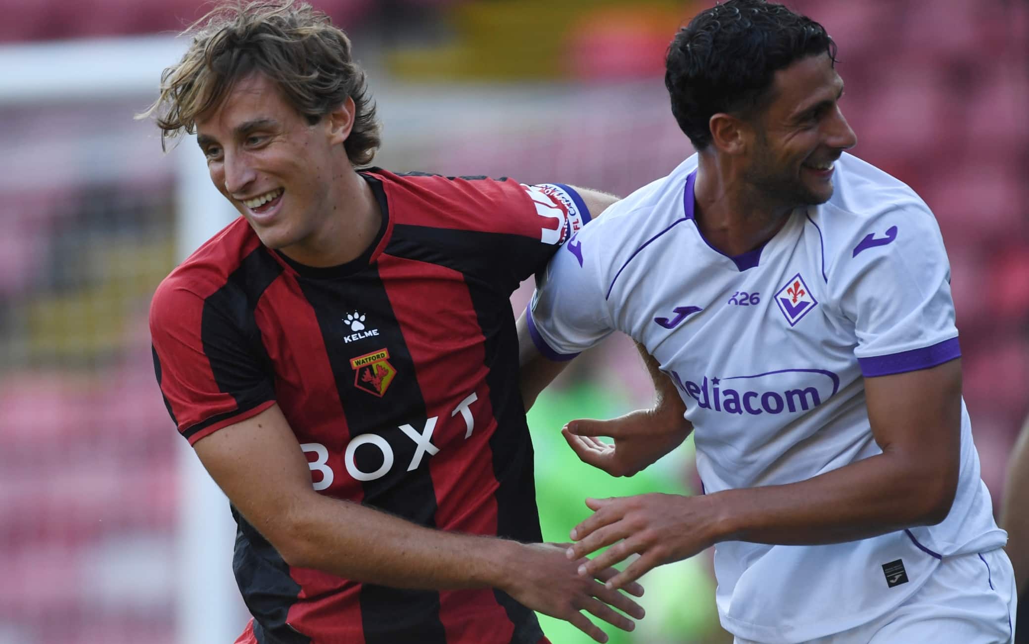 Edoardo Bove ritrova la Fiorentina in amichevole: sorrisi e abbracci. FOTO