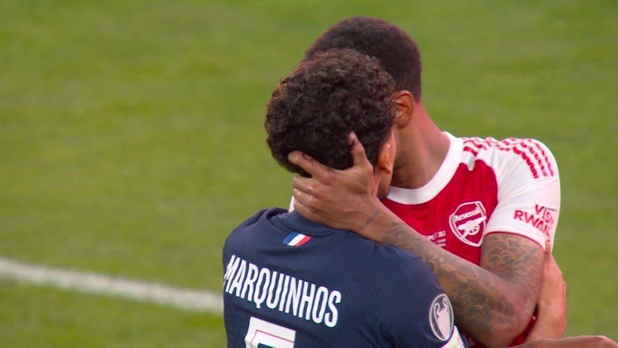Marquinhos abbraccia Gabriel dopo il rigore sbagliato