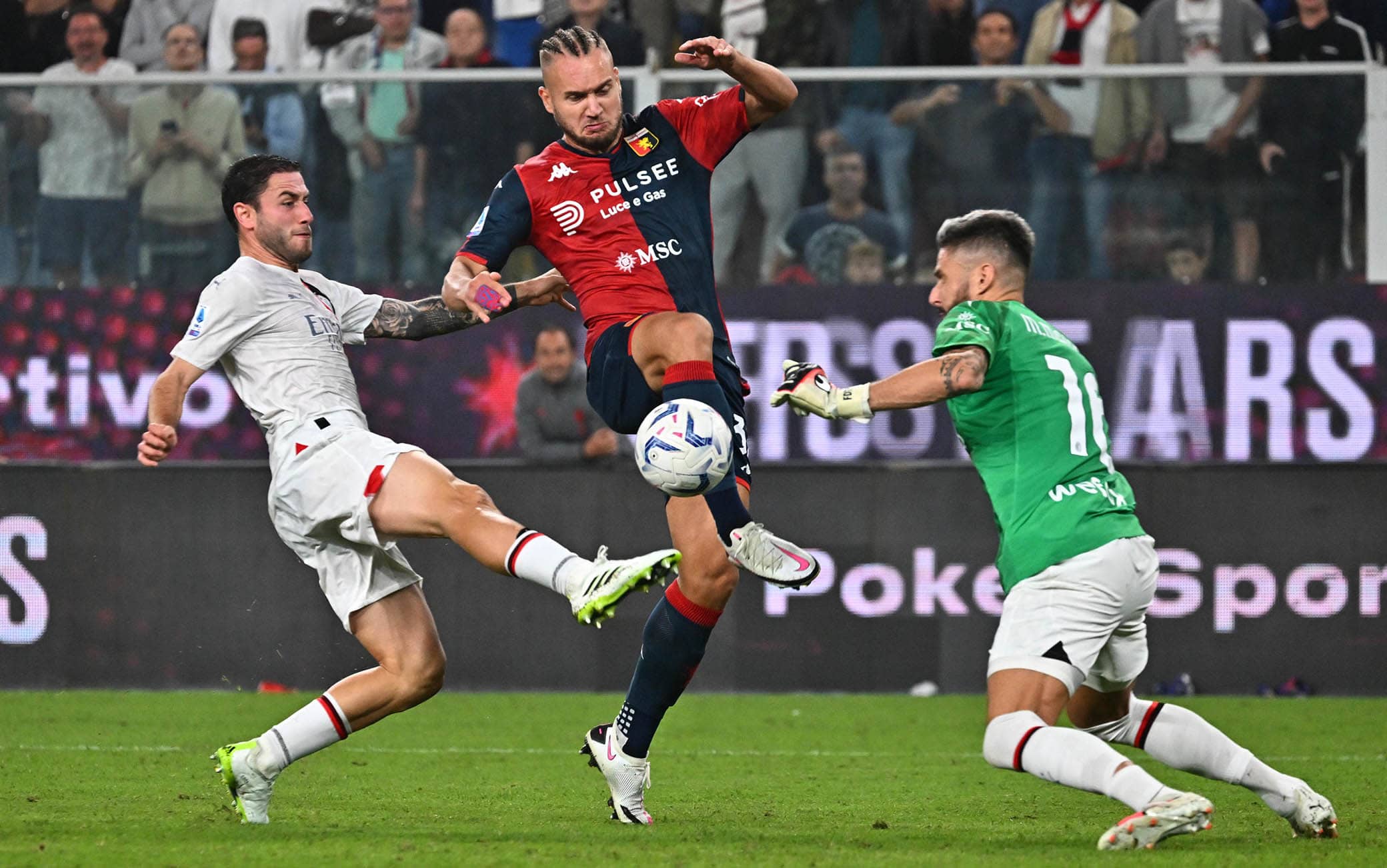 Milan's Olivier Giroud (R) as goalkeeper in action of Italian Serie A match, Genoa CFC vs Ac Milan at Luigi Ferraris stadium in Genoa, Italy, 07 october 2023.   ANSA/LUCA ZENNARO