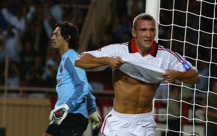 Sheva esulta dopo aver battuto il portiere del Porto Victor Baia