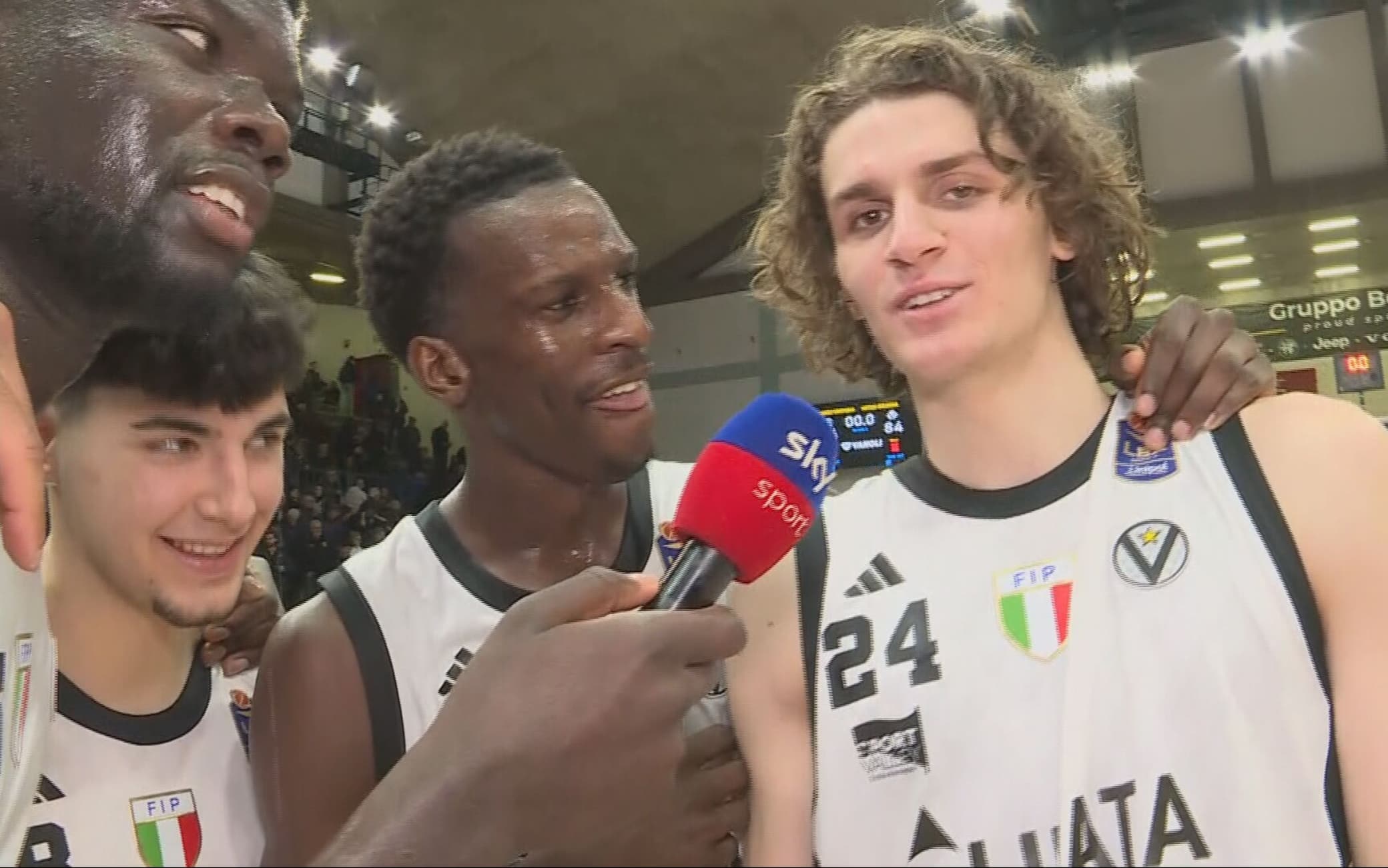 Francesco Ferrari segna i primi punti in Serie A: l'intervista la fanno i compagni. VIDEO