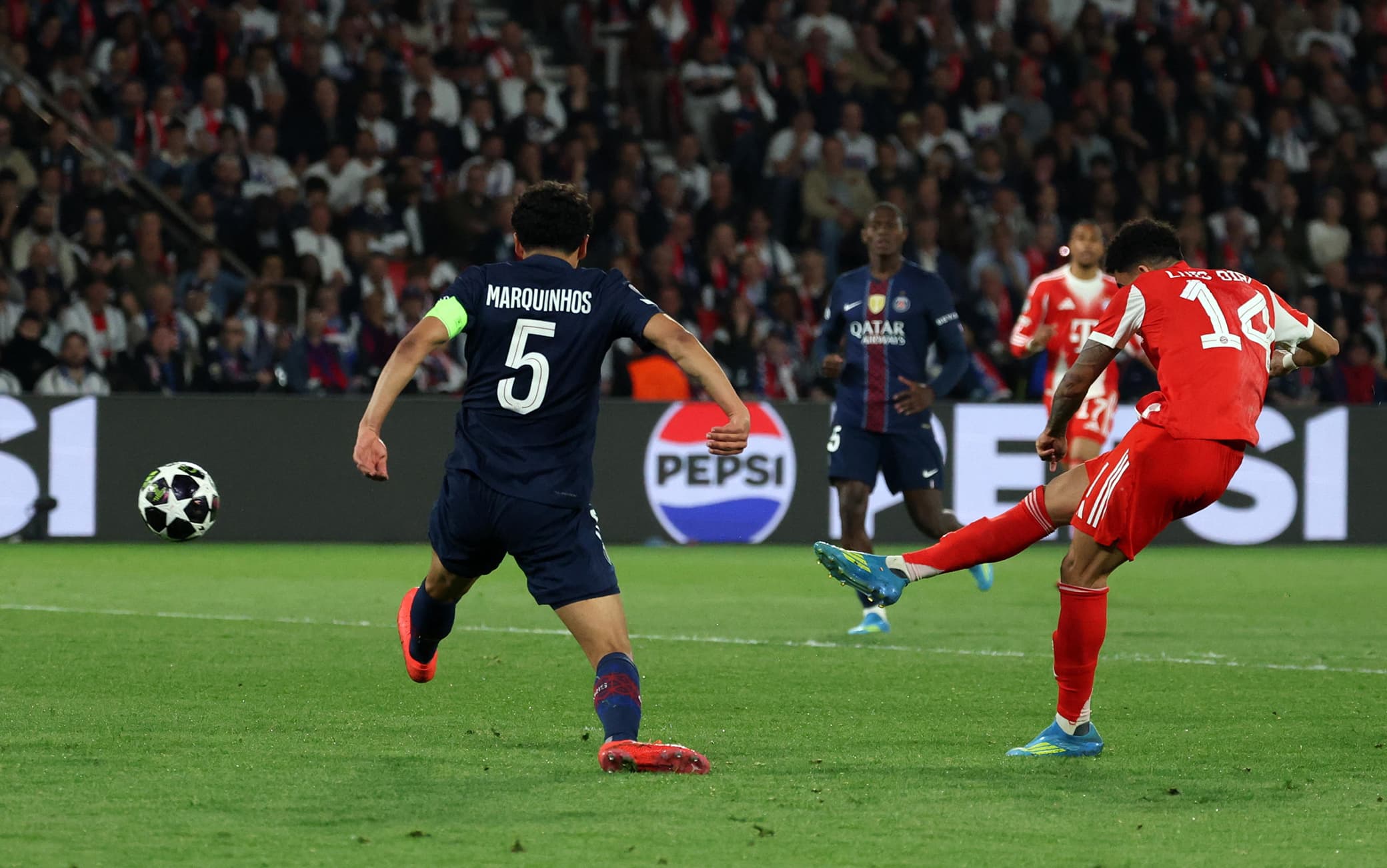 Psg-Bayern Monaco, Diaz show: controllo al volo d'esterno e gol da applausi