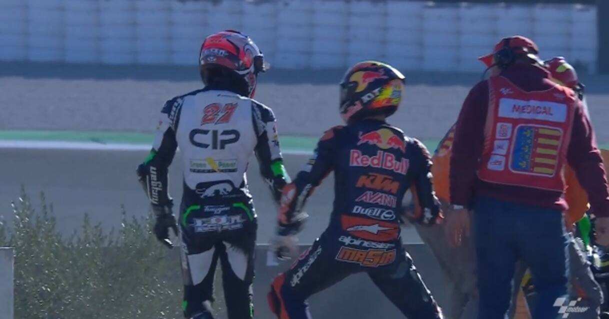 Moto3, lite tra Toba e Masia a bordo pista dopo una caduta. VIDEO | Sky ...