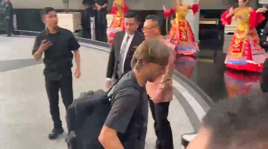 Milan, l'arrivo a Giacarta tra balli e musica: il VIDEO