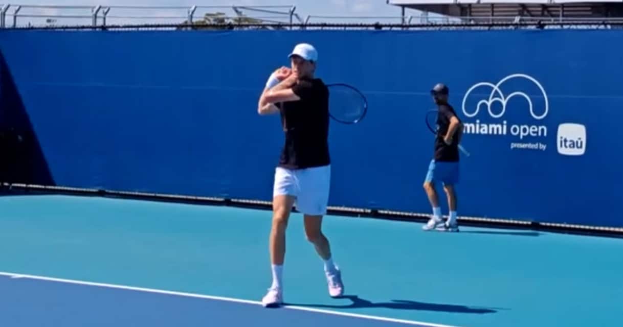 https://sport.sky.it/assets/images/e0ef6c0e552fd8fa9d1a7795876ca9462d9f8221/skysport/it/tennis/video/2026/03/25/sinner-atp-miami-allenamento-news-oggi-video-1085312/SINNER_OG_6.jpg?im=Resize,width=1218