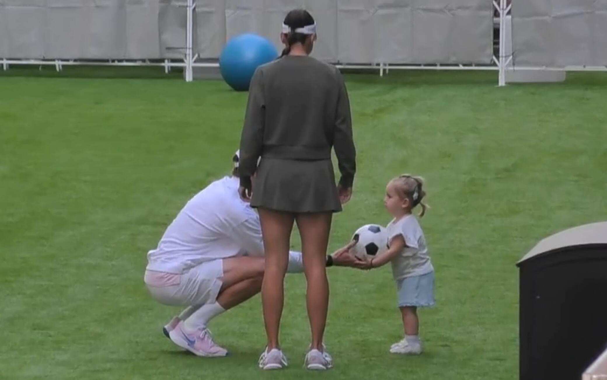 Il video virale di Jannik Sinner che gioca con la figlia di Belinda Bencic