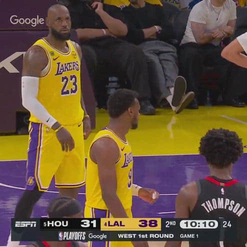 NBA, LeBron e Bronny James in campo insieme ai playoff