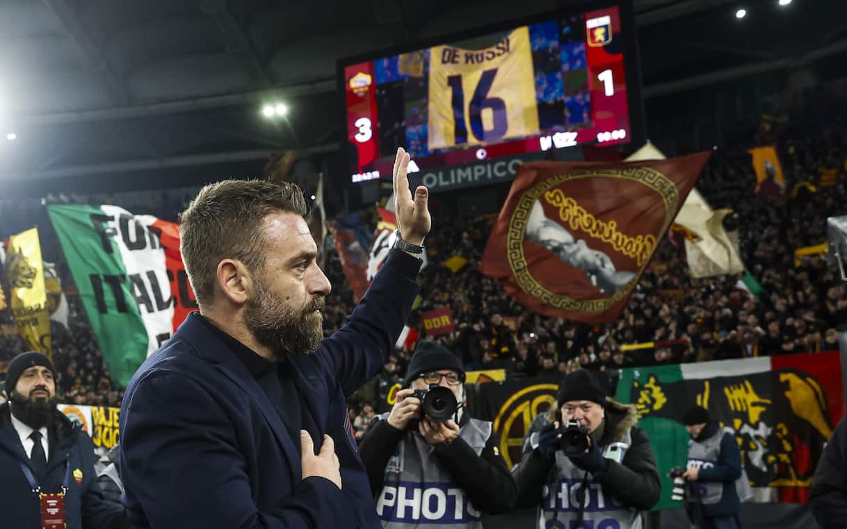 https://sport.sky.it/assets/images/e19371c667333e01a5b80ef99a6e332e82ca4c60/skysport/it/calcio/serie-a/2025/12/29/roma-genoa-de-rossi-olimpico-omaggio/de_rossi_tributo_ansa.jpg?im=Resize,width=1218
