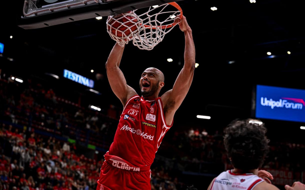 https://sport.sky.it/assets/images/e1f0e0146c735ee5dead7640f7e130fe5ba0a1e6/skysport/it/basket/serie-a/video/2026/05/16/shields-scappa-in-contropiede-e-va-a-schiacciare-1098493/shavon.jpg?im=Resize,width=1218