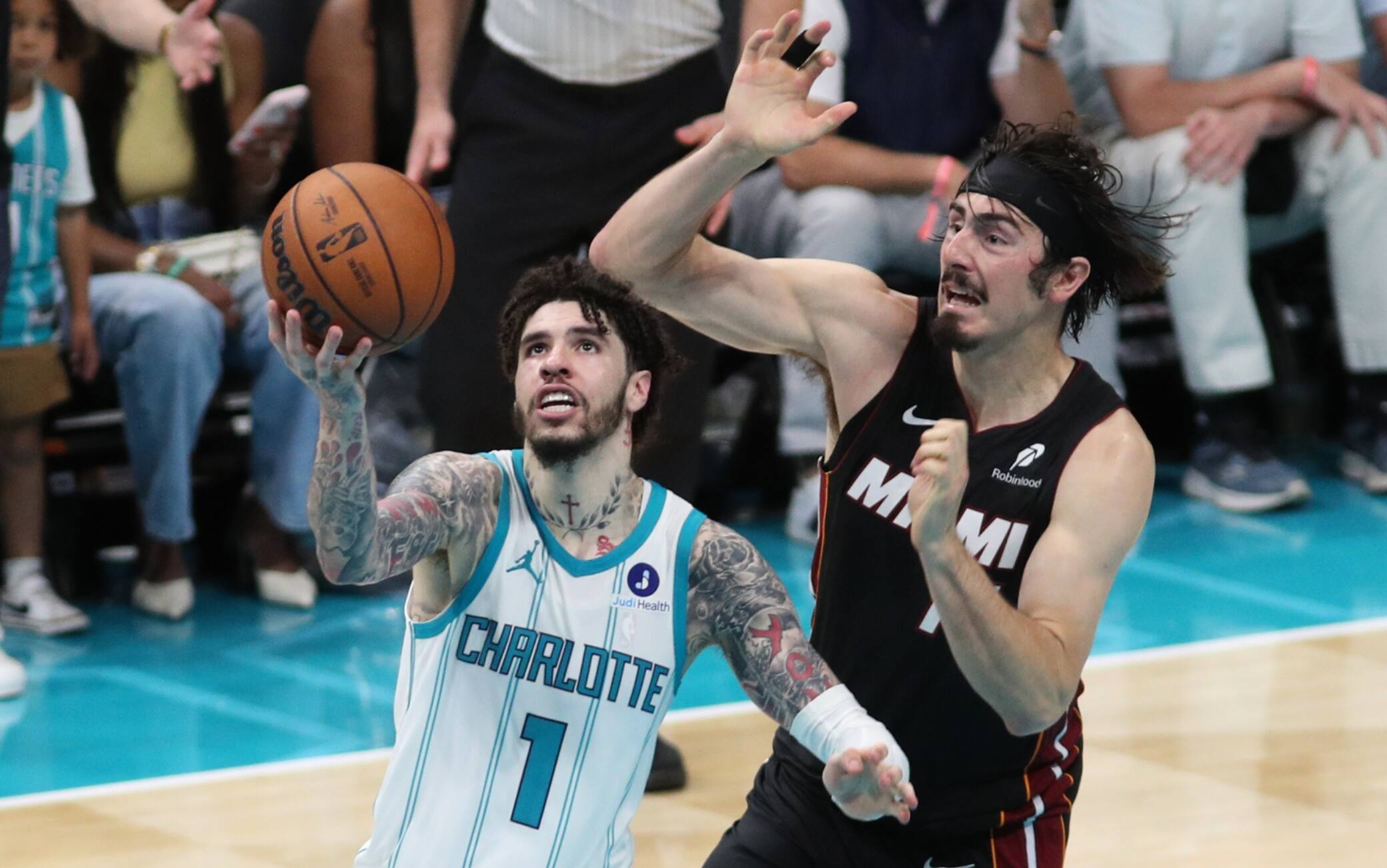 NBA, LaMelo Ball fa e disfa: rischia l’espulsione, sbaglia di tutto e poi decide il match