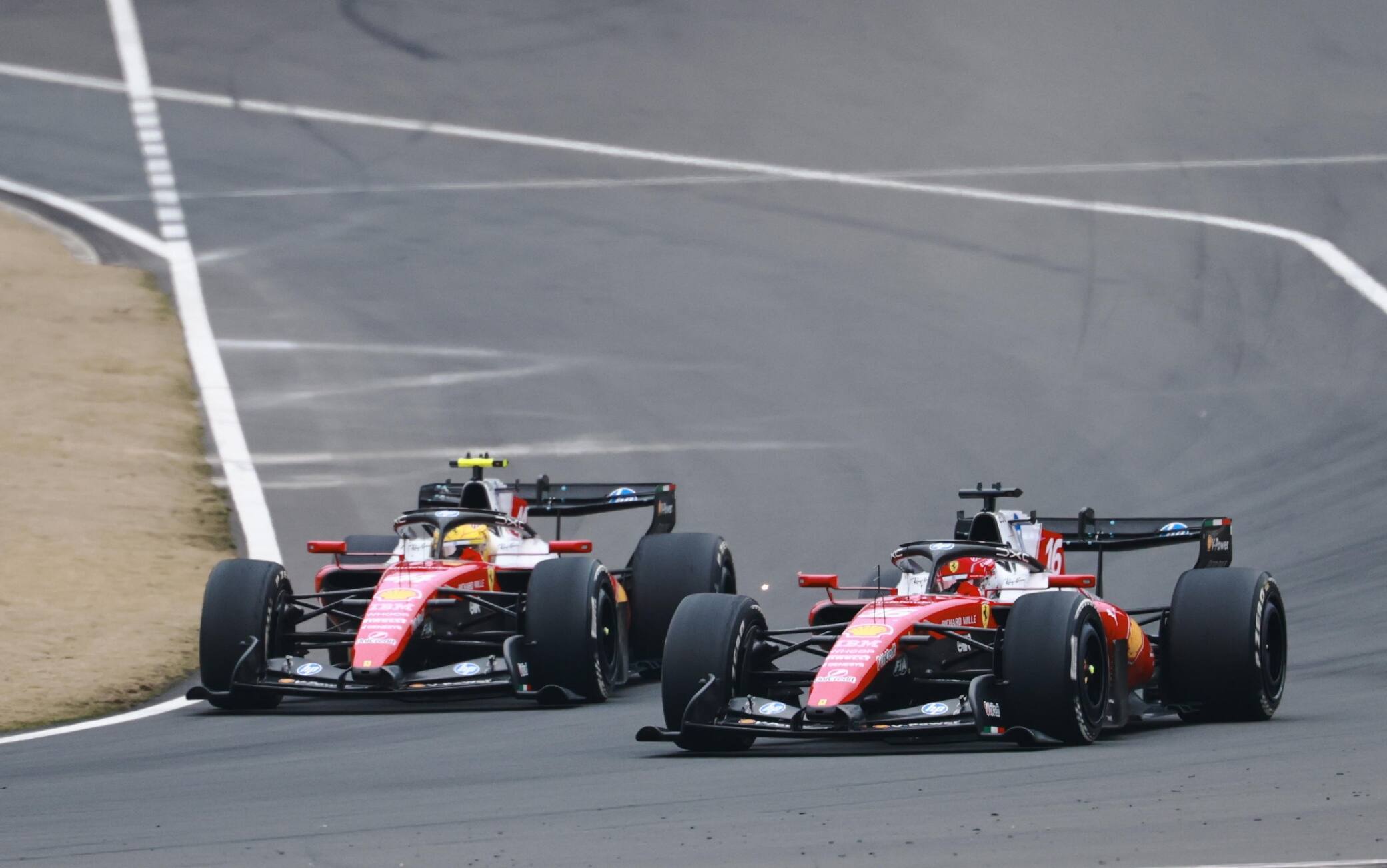 Ferrari, il duello show in Cina e il primo podio in rosso di Hamilton. VIDEO