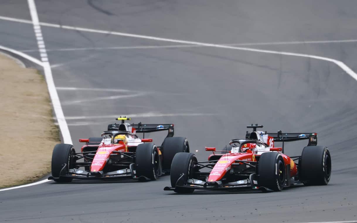 https://sport.sky.it/assets/images/e2f73f08137427559df28579a30006817f743d25/skysport/it/motori/formula-1/video/2026/03/15/ferrari-hamilton-leclerc-f1-gp-cina-sorpassi-video-1082365/ansa_ferrari_cina.jpg?im=Resize,width=1218