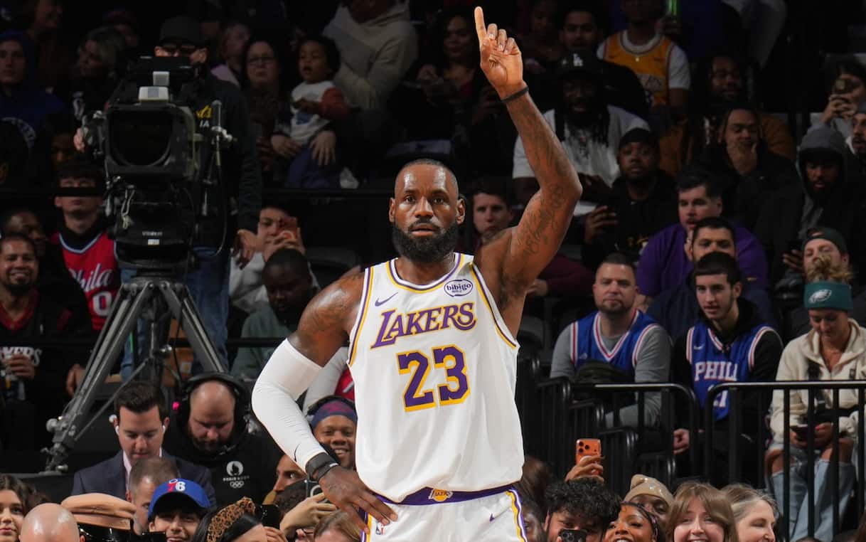 https://sport.sky.it/assets/images/e3ded0bcf758063155c7497159176c74565d2906/skysport/it/nba/nba-giocatori-vittorie-carriera-classifica/lebron_james_uno_getty.jpg?im=Resize,width=1218