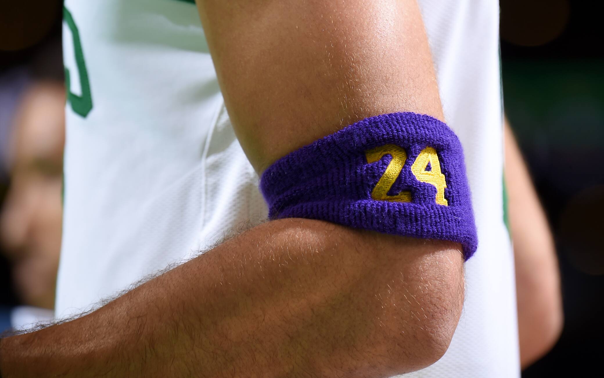 La fascetta per Kobe Bryant indossata da Tatum