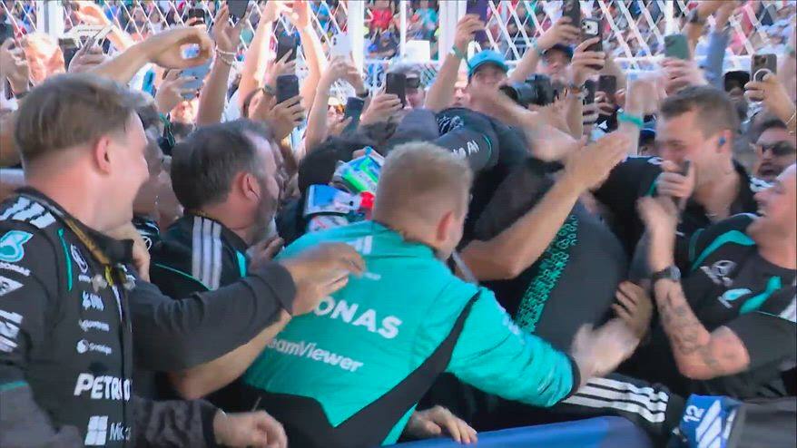 Papà Marco aspetta Kimi con un fiore dopo il GP Spagna