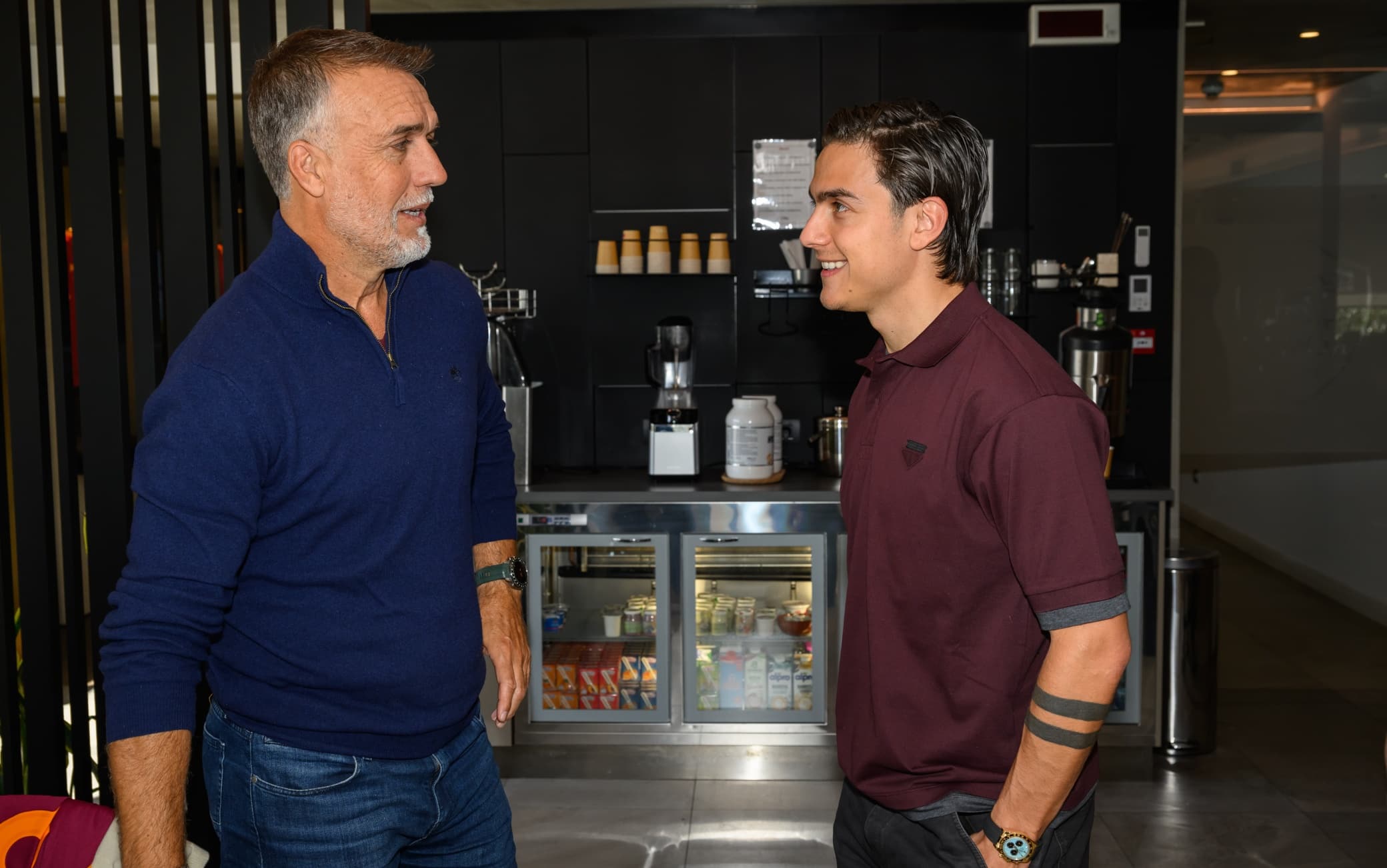 Roma, Batistuta in visita a Trigoria: le FOTO con i campioni di oggi