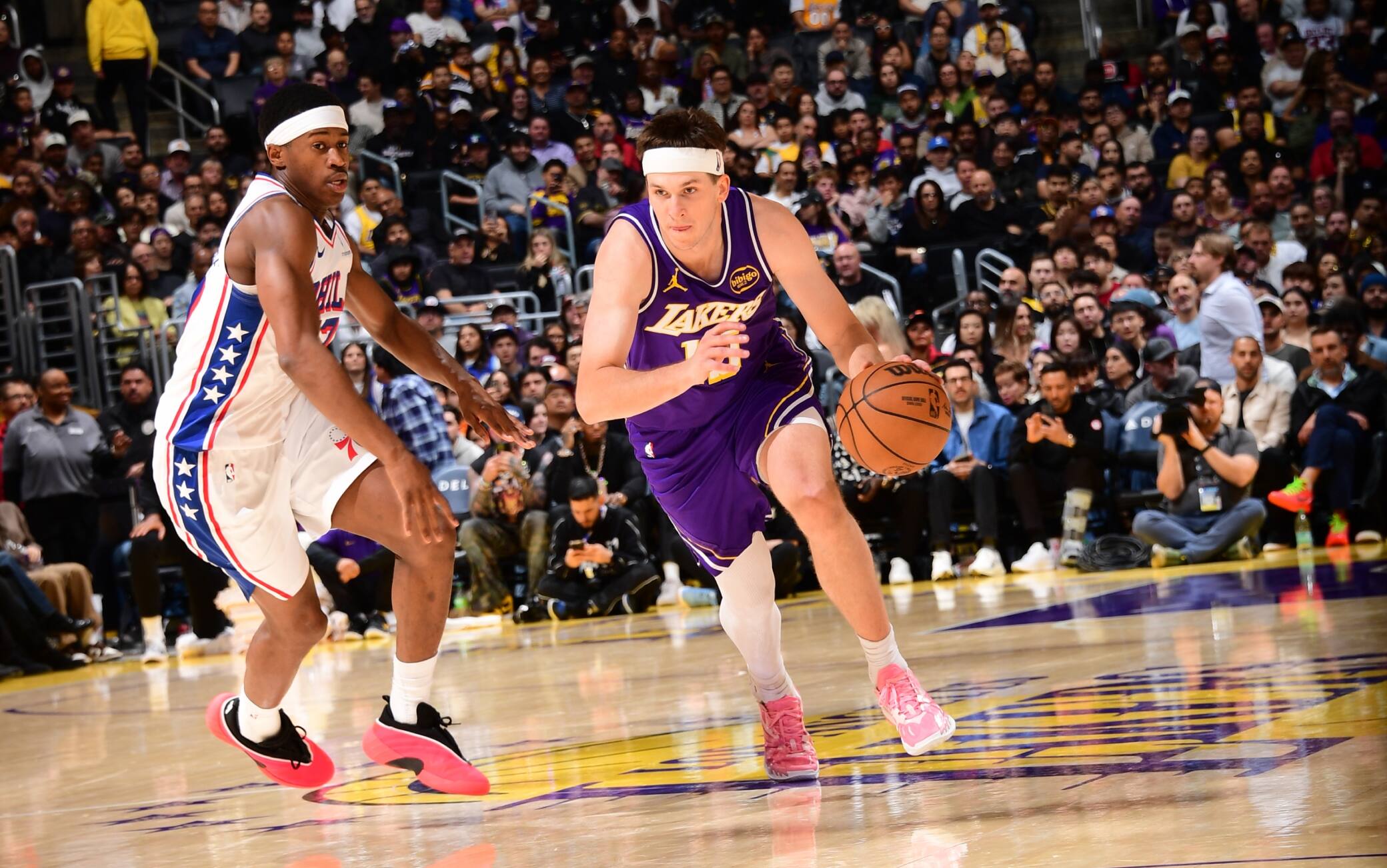 NBA, no Doncic? No problem! I Lakers ritrovano un super Reaves e battono Philadelphia
