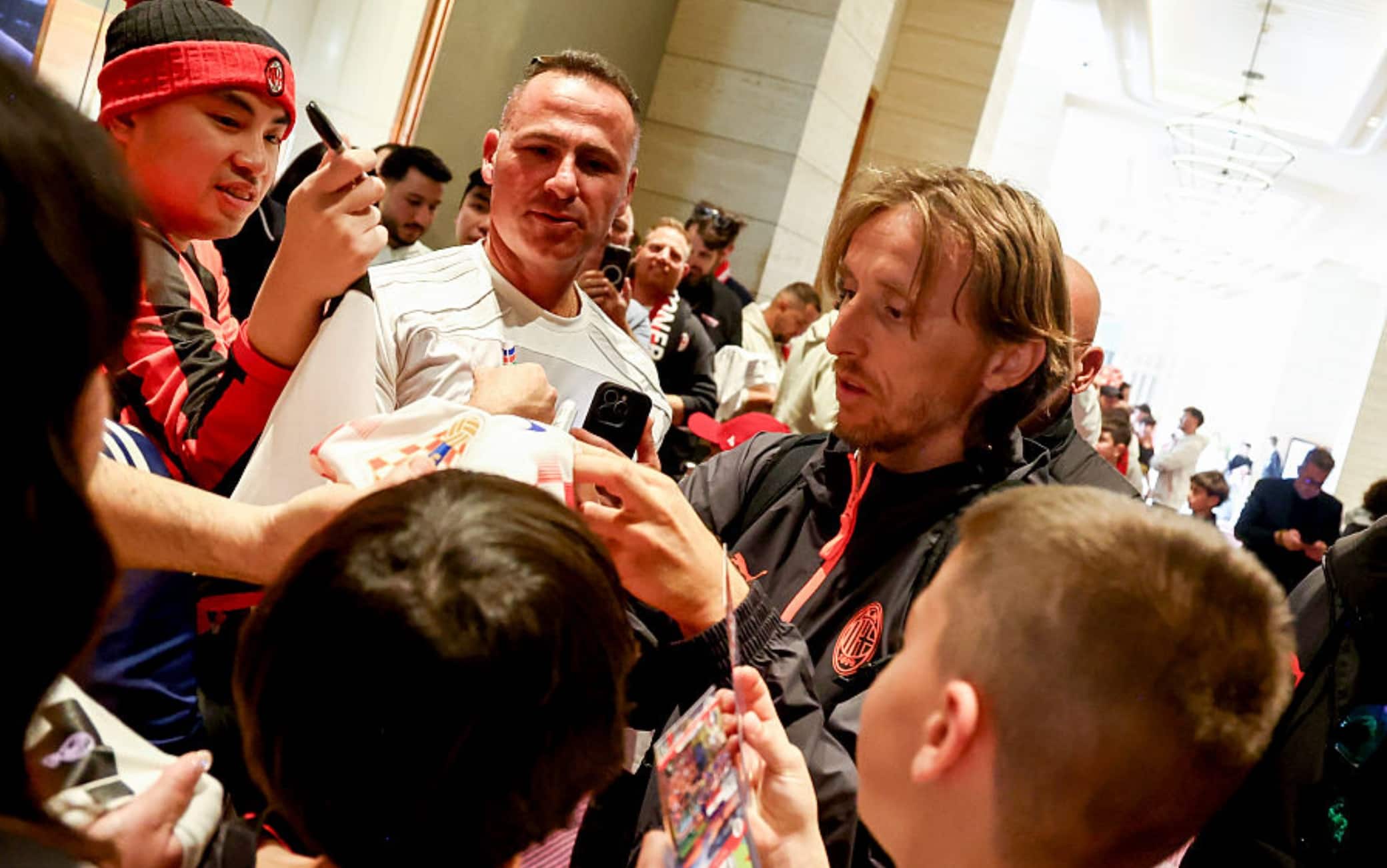 Milan, Modric è arrivato in Australia: l'abbraccio dei tifosi. VIDEO