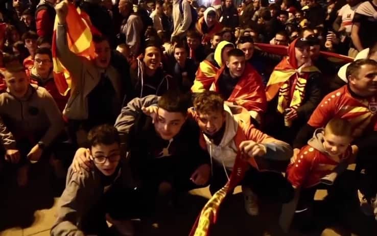 I tifosi della Macedonia del Nord in piazza a Skopje al rientro della Nazionale
