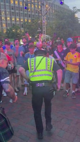 Boston, poliziotto show tra i tifosi di Haiti e Scozia