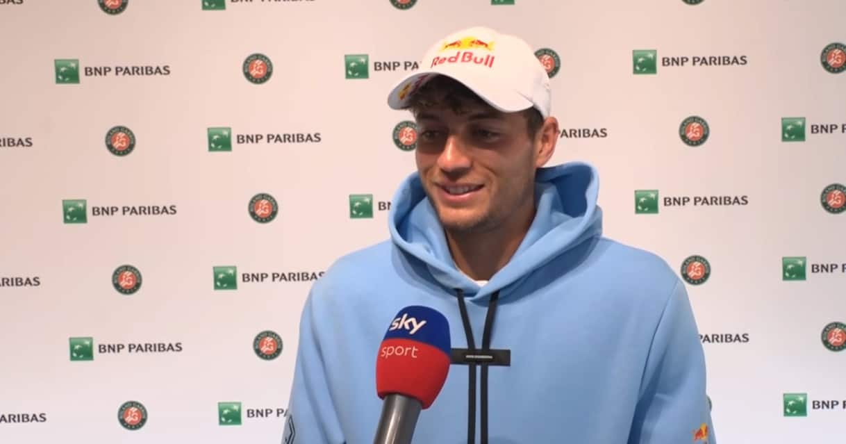 https://sport.sky.it/assets/images/e831f6e6ef644e2cc2bed7d2a60d10db8981960f/skysport/it/tennis/video/2026/05/26/cobolli-roland-garros-intervista-video-1100795/og_screen_cobolli_intv.jpg?im=Resize,width=1218