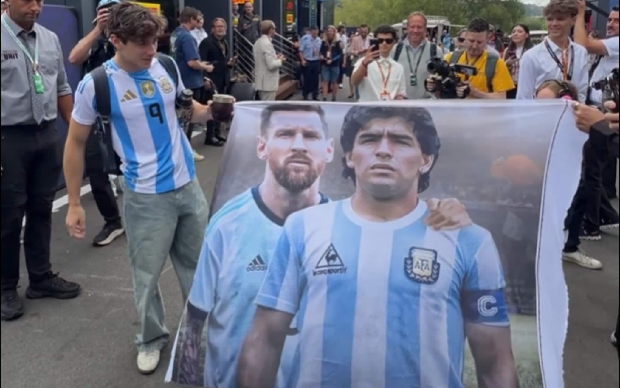 Colapinto in mood Mondiale: maglia e striscione argentino nel paddock di Spa