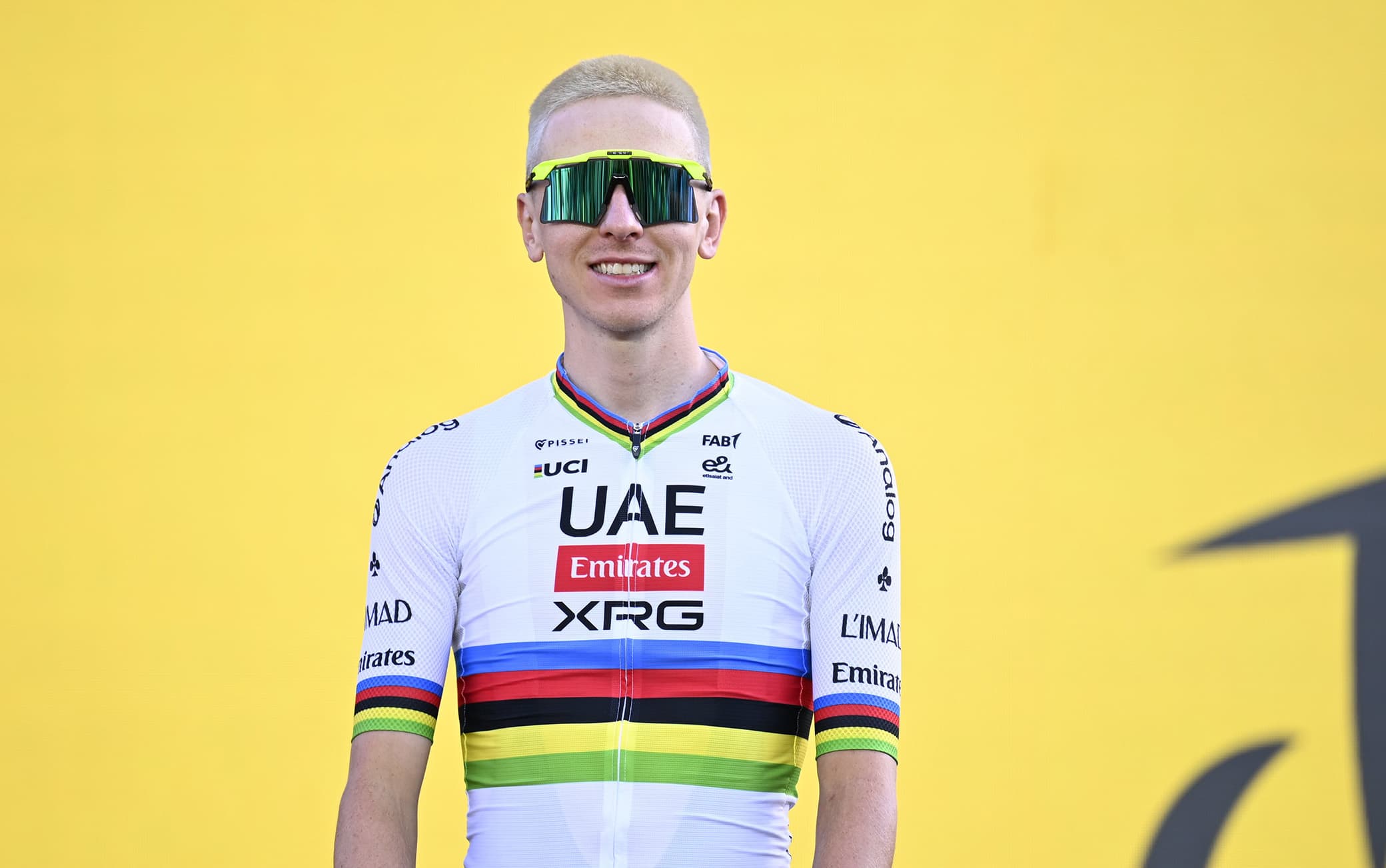 Tadej Pogacar, nuovo look per il Tour de France: il taglio biondo platino è magnetico