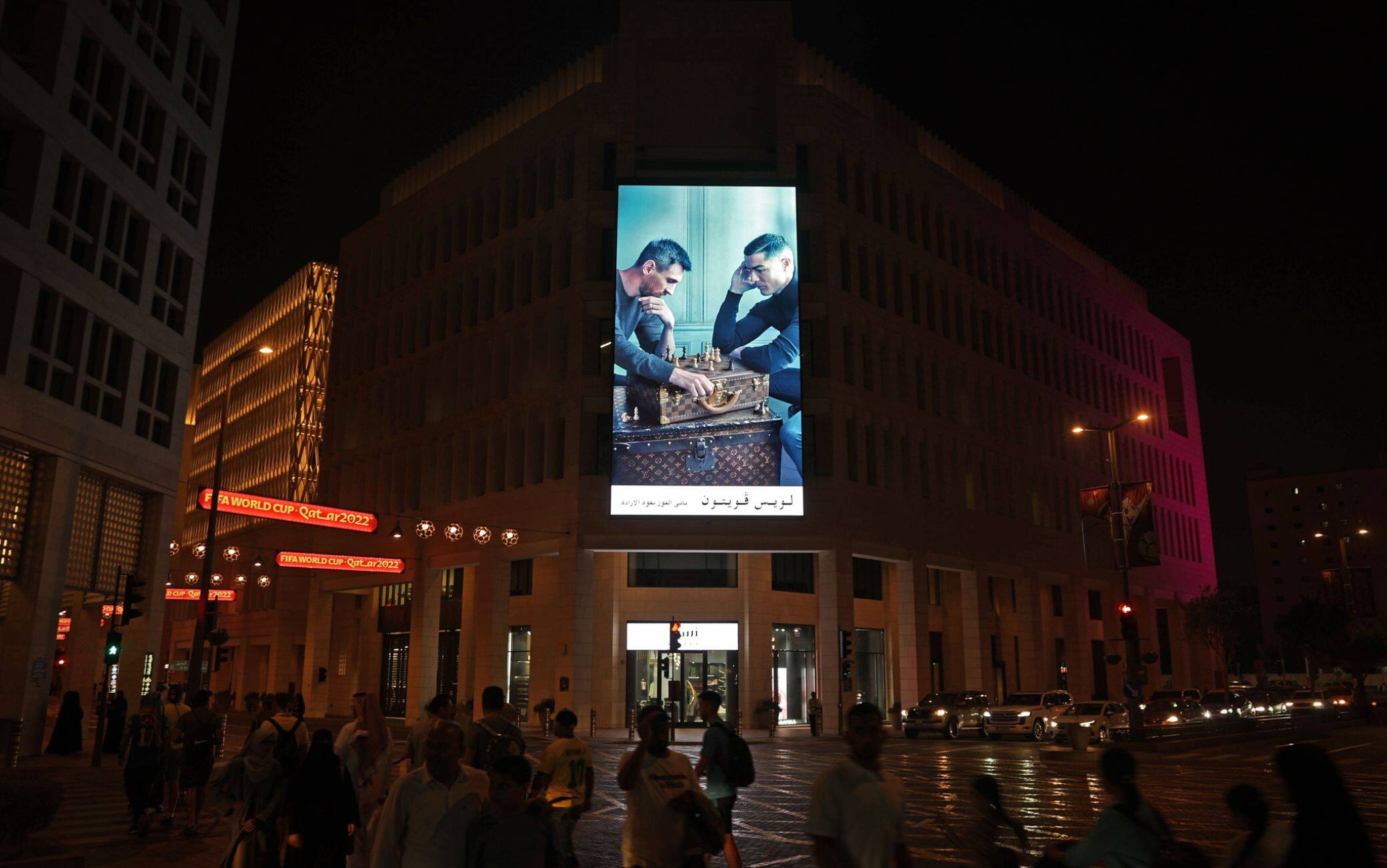 Il maxischermo con Messi e Ronaldo a Doha