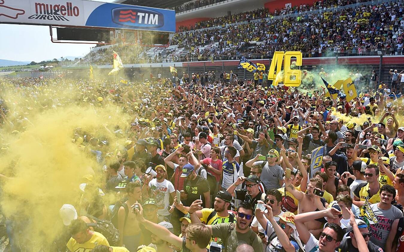 Il circuito del Mugello colorato di giallo dai tifosi di Valentino Rossi