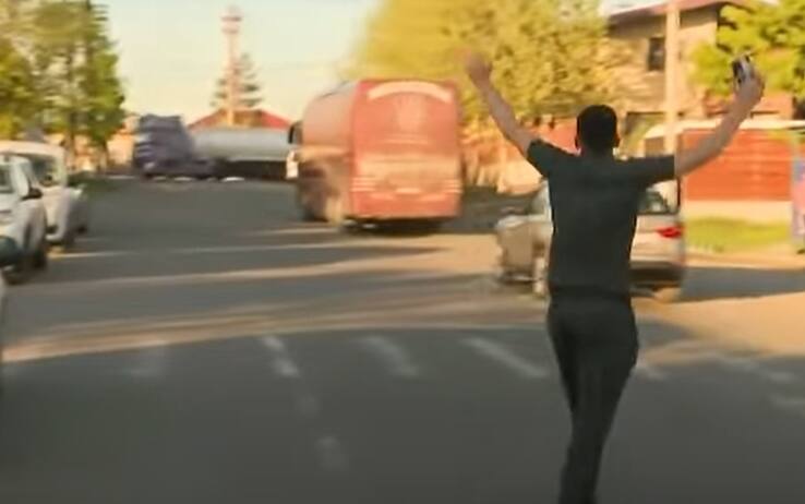 Il giocatore del Cluj rincorre il bus