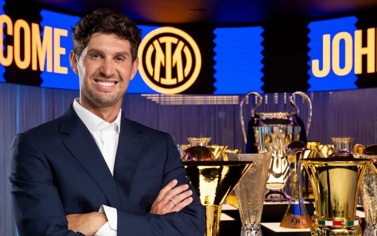 Inter, Stones ha firmato il contratto: arrivata anche l'ufficialità