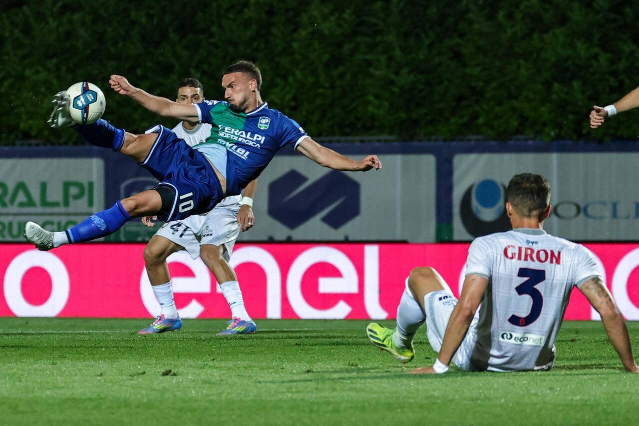 La splendida sforbiciata di Di Molfetta