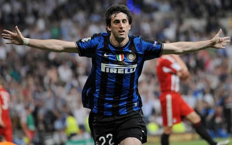 L'attaccante argentino dell'Inter, Diego Milito, esulta dopo aver segnato il secondo goal contro il Bayern Monaco durante la finale di Champions League allo stadio Santiago Bernabeu a Madrid, in una immagine del 22 maggio 2010.ANSA/DANIEL DAL ZENNARO