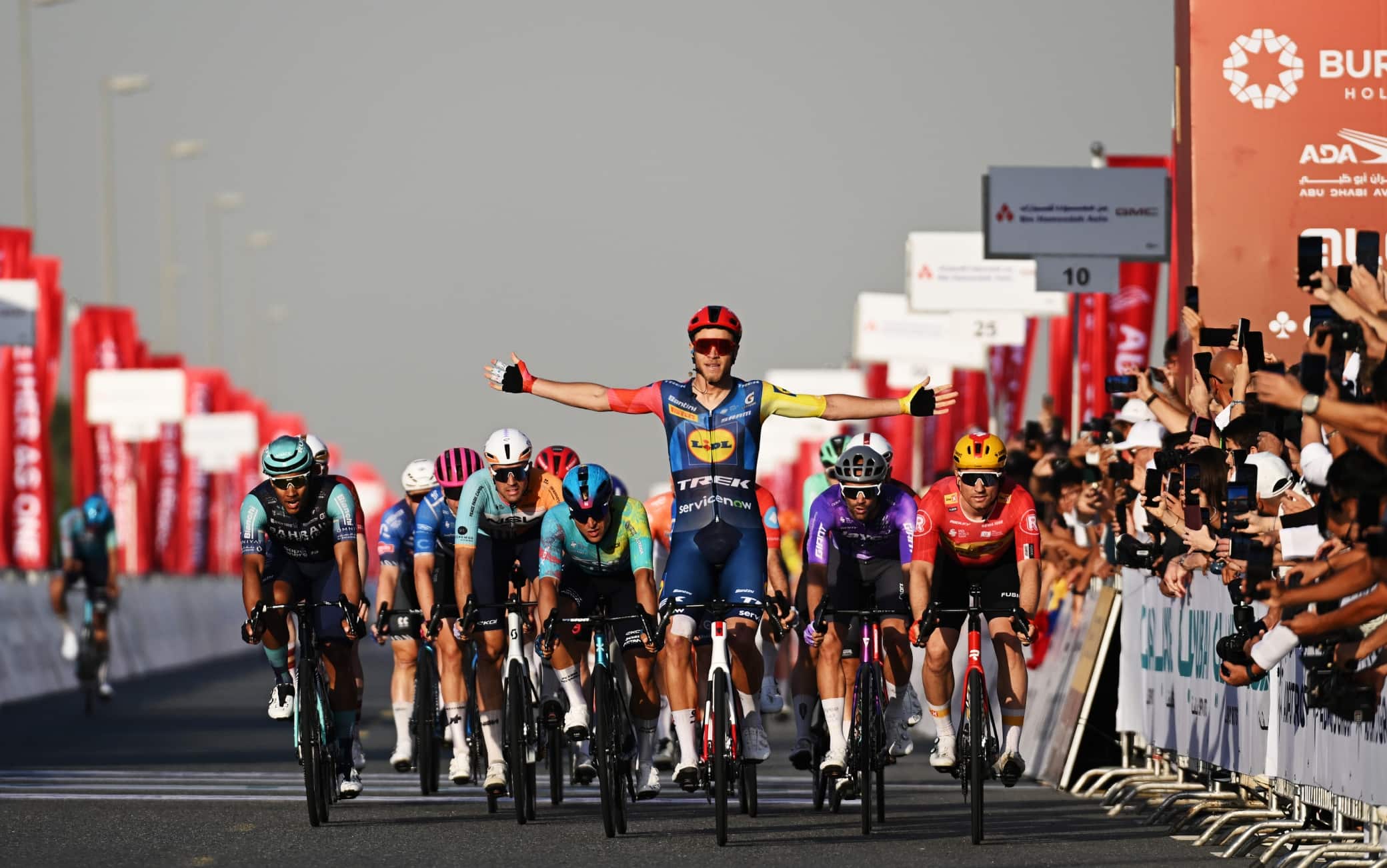 UAE Tour 2026, Jonathan Milan vince la 5^ tappa. Antonio Tiberi 1° in classifica generale