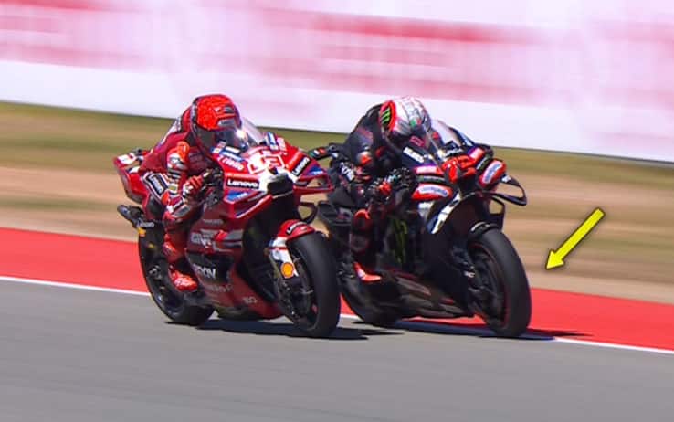 Marquez-Bezzecchi, brivido a 300 km/h: moto vicinissime in rettilineo. VIDEO