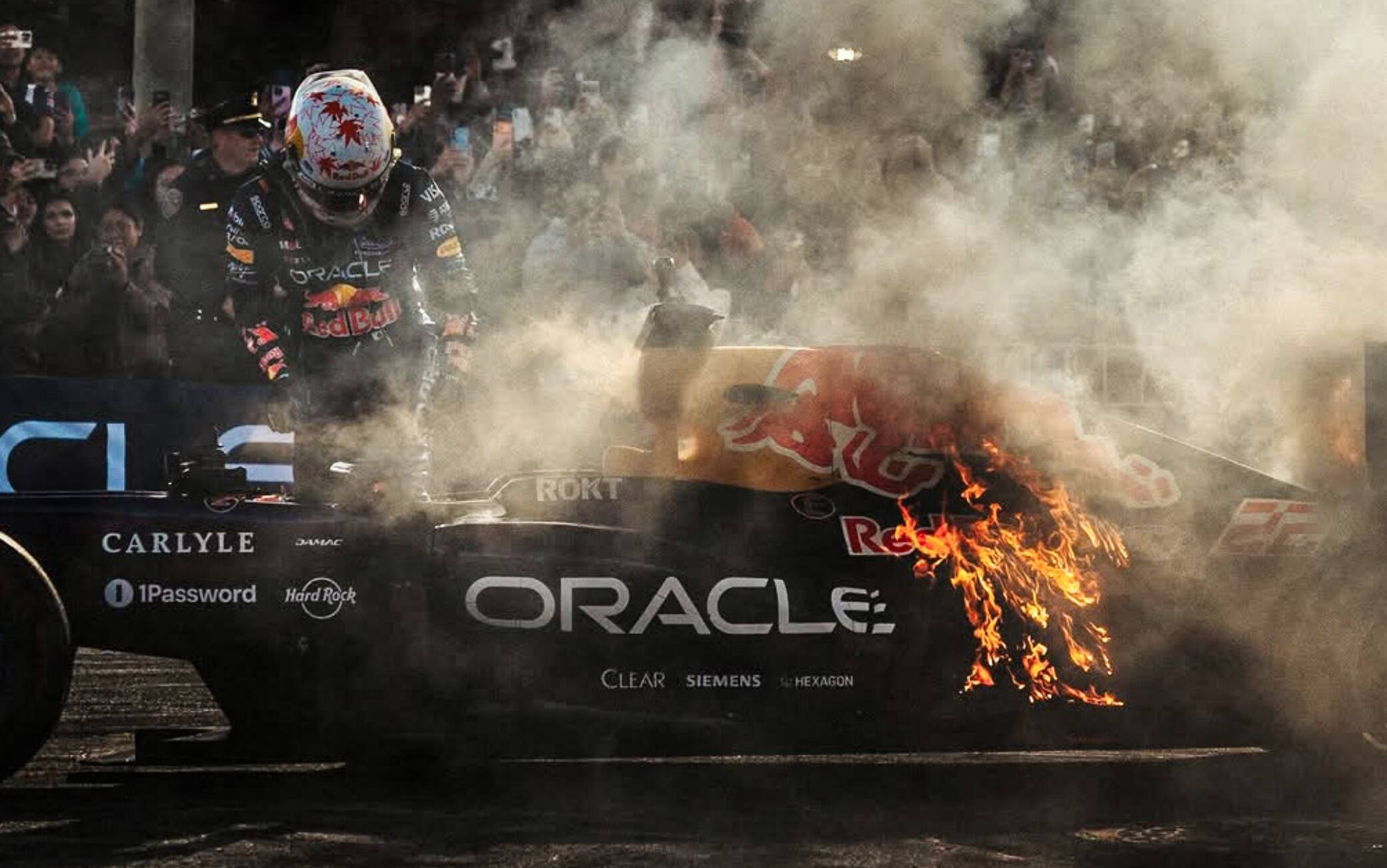 F1, la Red Bull di Tsunoda prende fuoco durante un'esibizione a San Francisco