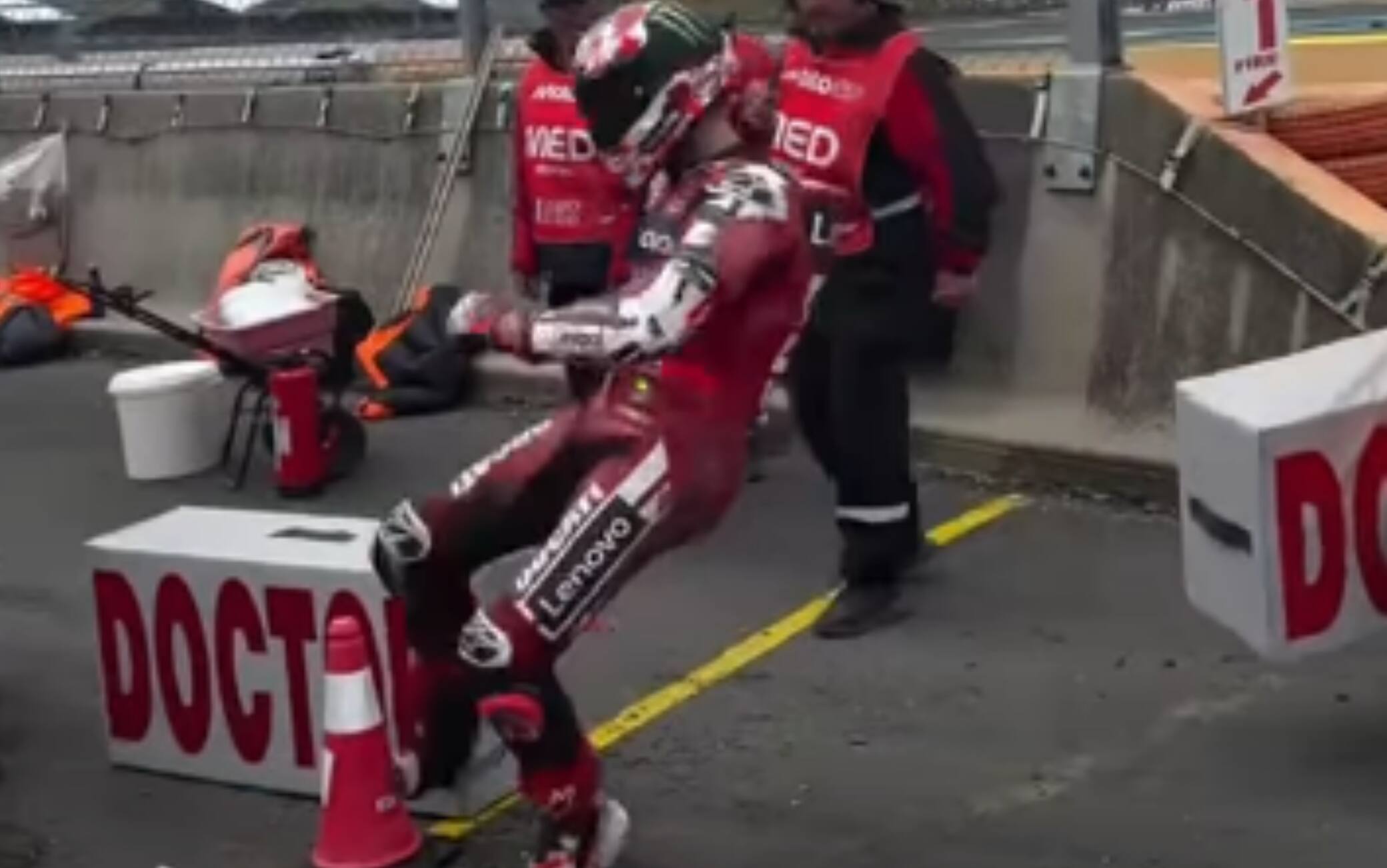 MotoGP, Bagnaia e la frustrazione dopo la caduta di Le Mans. VIDEO