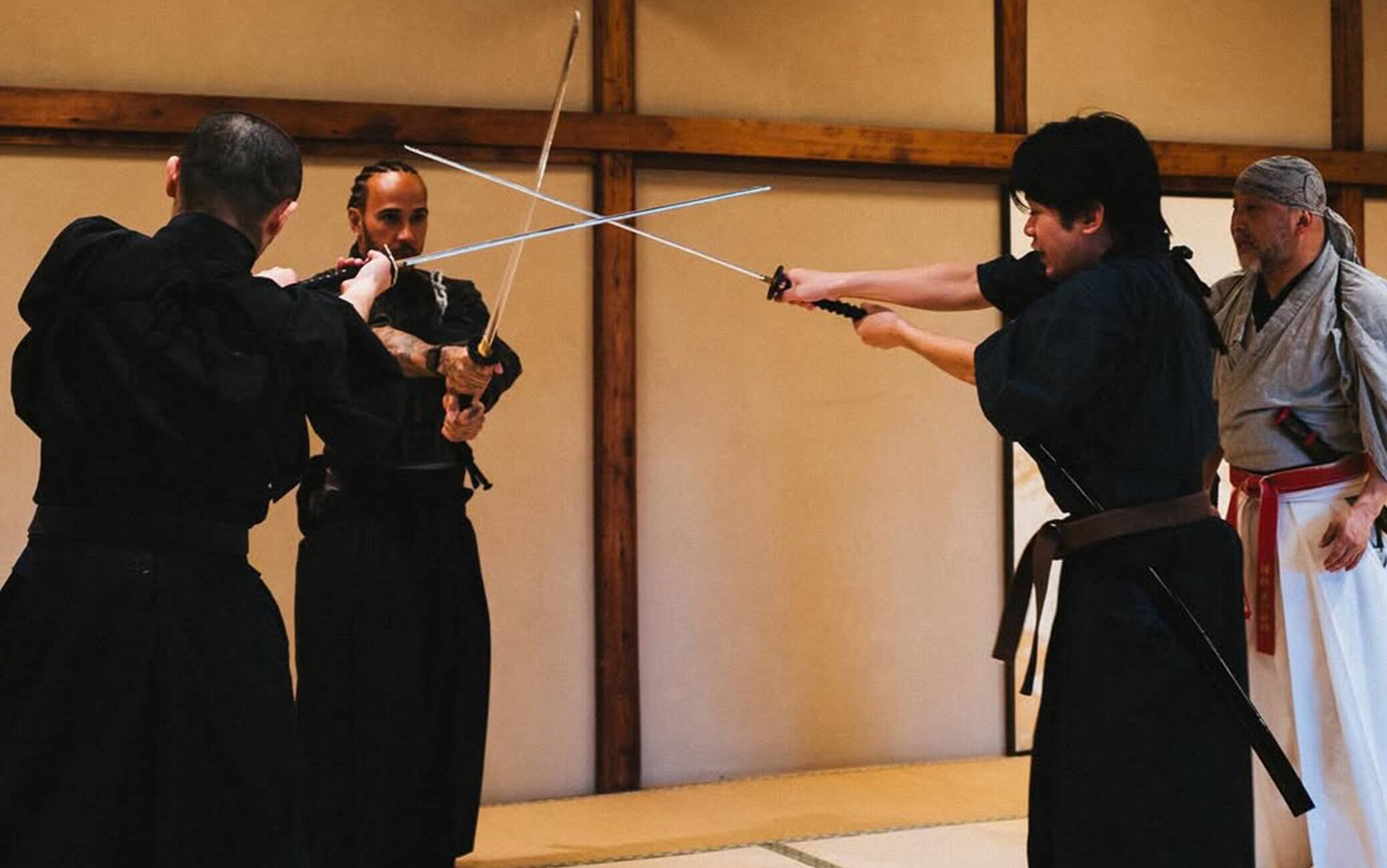 Hamilton impugna la katana: allenamento stile 'Kill Bill'