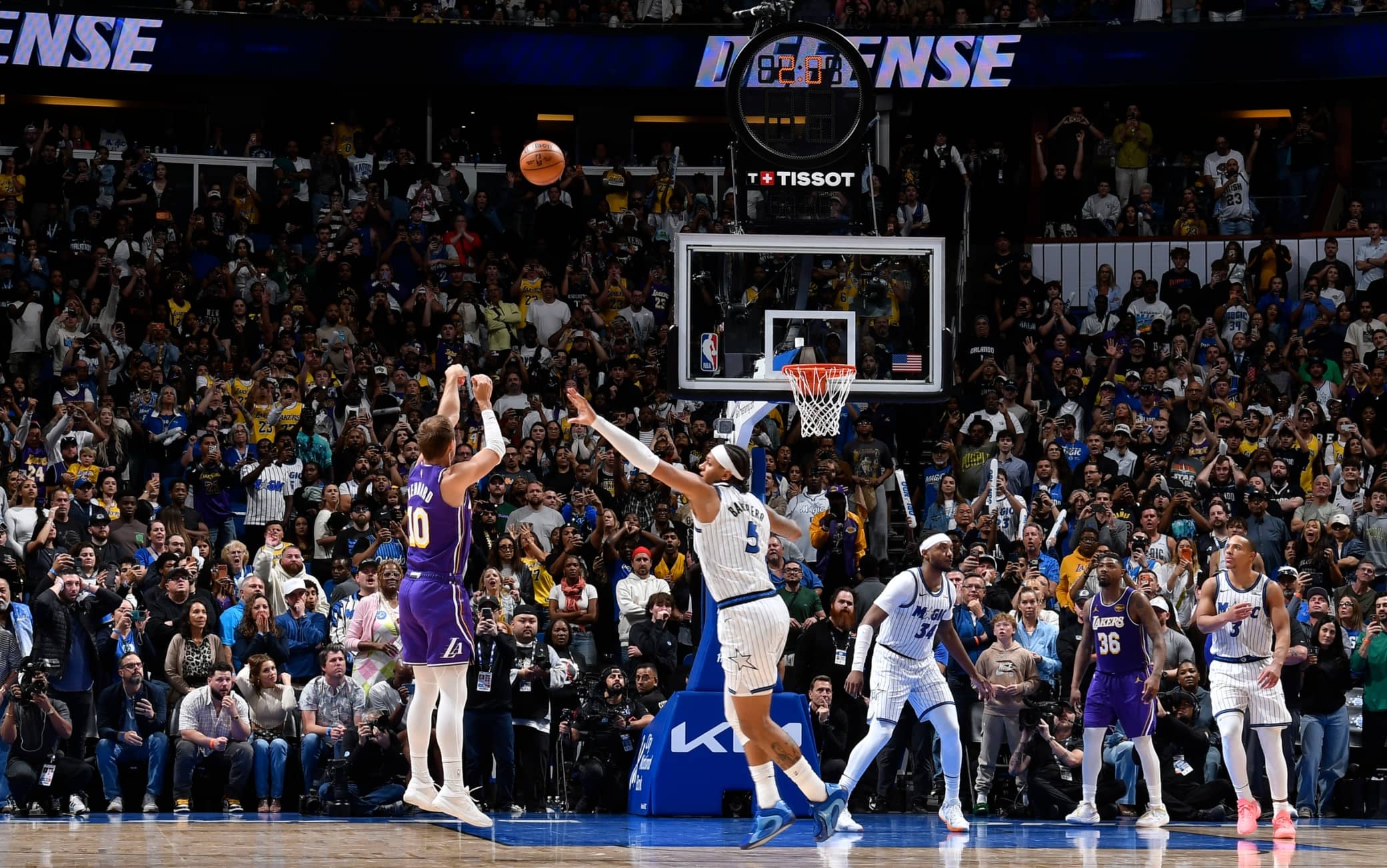 NBA, la tripla di Luke Kennard regala la vittoria ai Lakers: sono 9 in fila. VIDEO