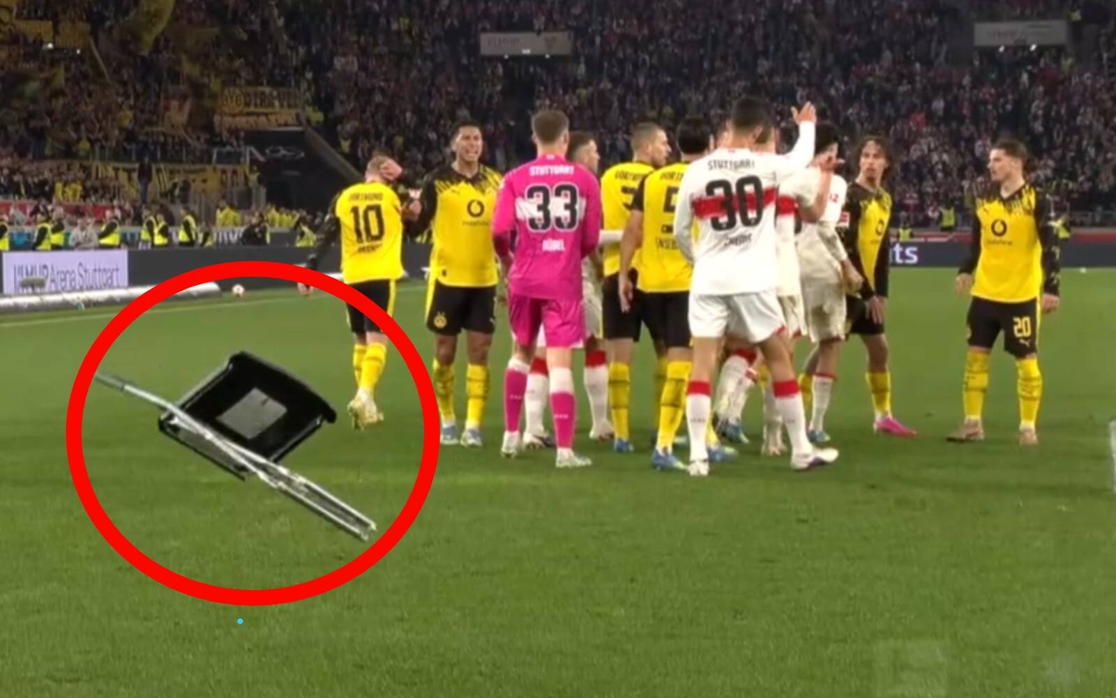 Tensione in Stoccarda-Borussia Dortmund: arriva una sedia in campo. VIDEO