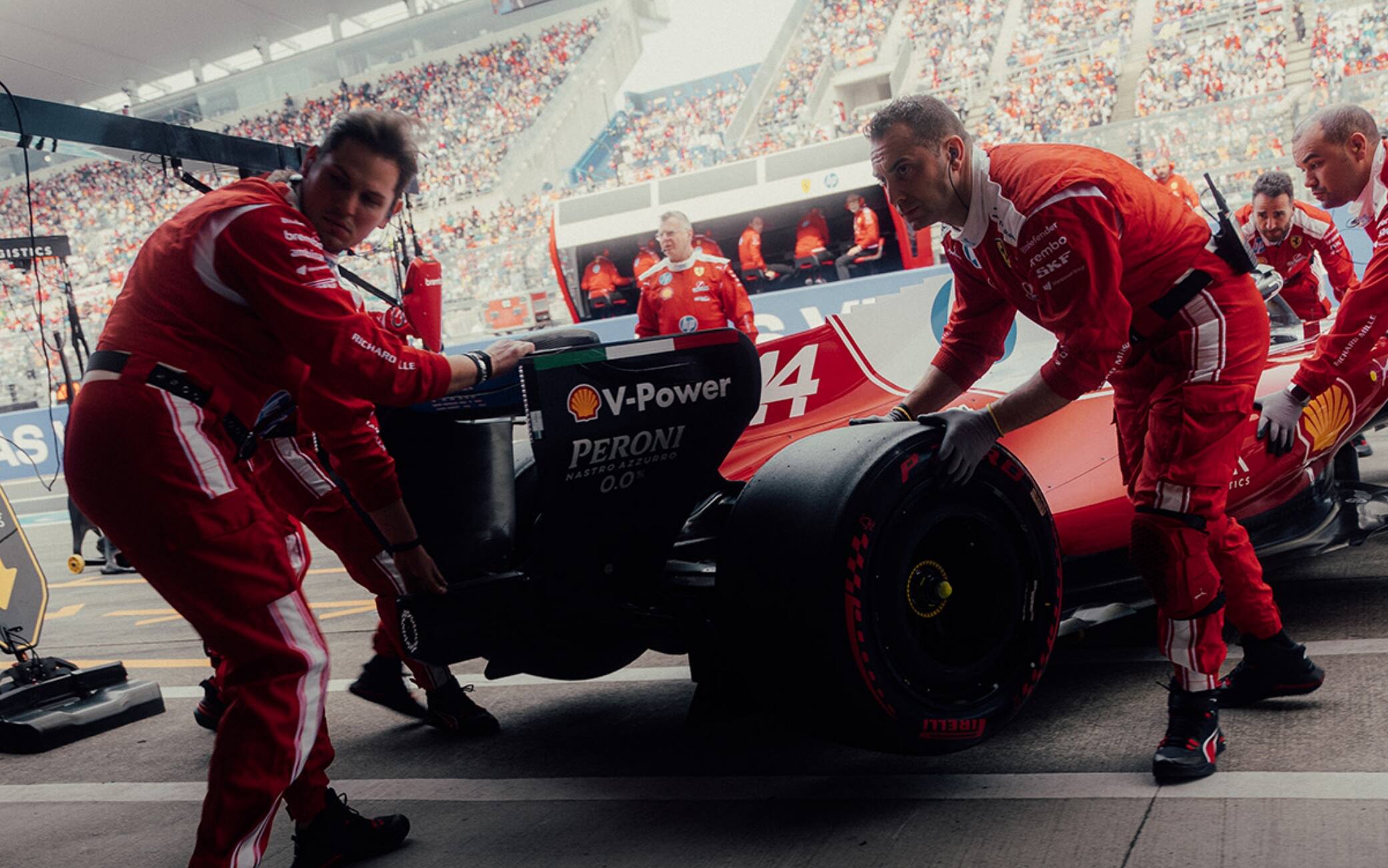 F1, test Ferrari a Fiorano: Hamilton in pista con gomme da bagnato. Video