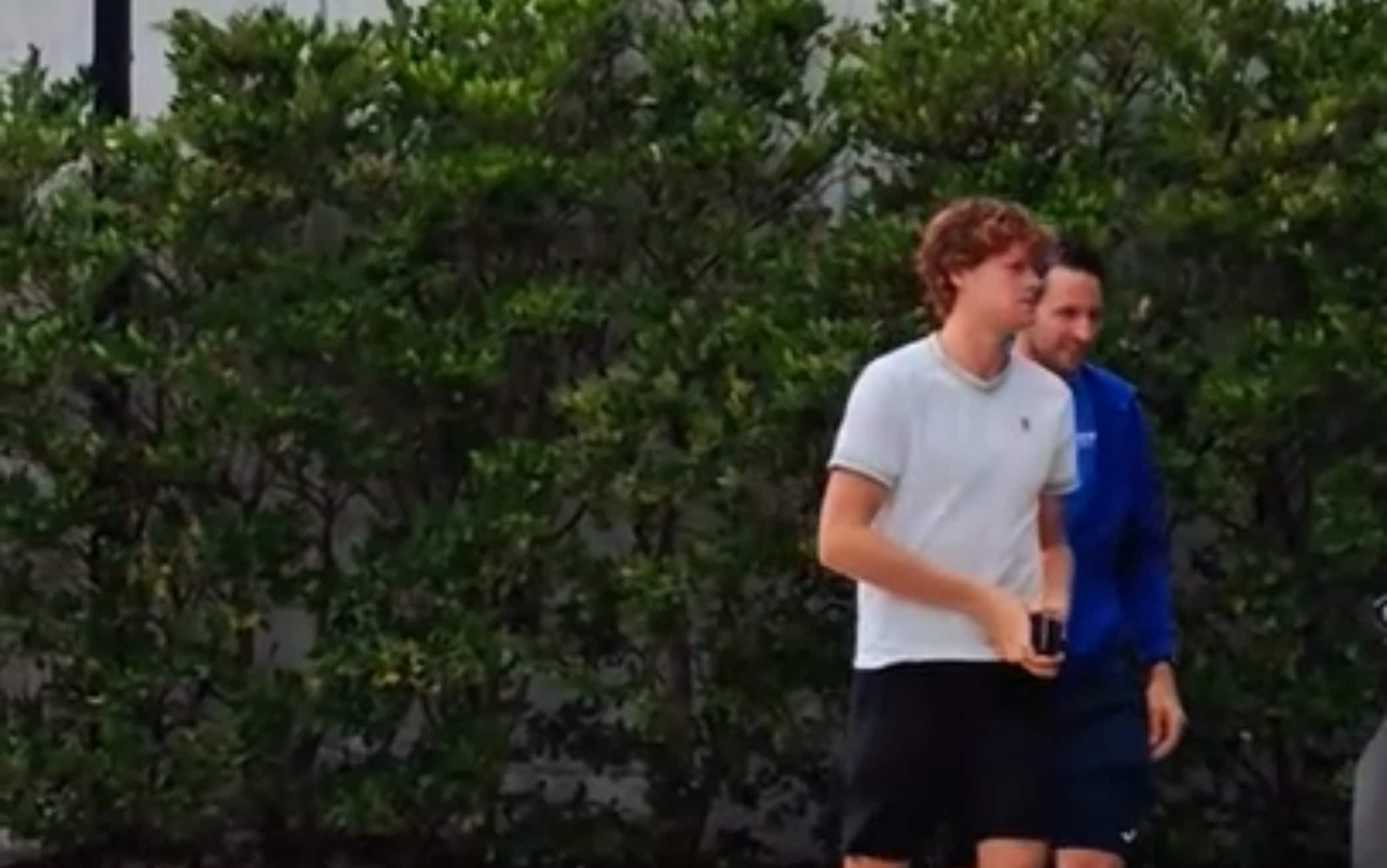 Jannik Sinner è arrivato al J Medical per le visite. VIDEO
