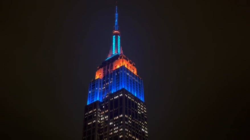 L'Empire State Building si illumina coi colori dei Knicks