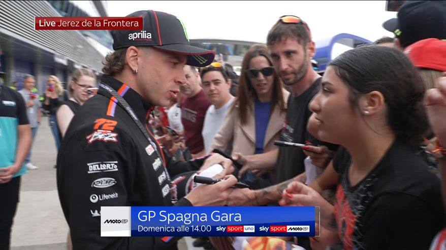 MotoGP, che entusiasmo a Jerez! E Bez firma autografi
