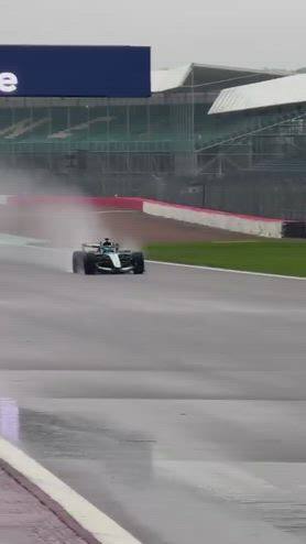 Mercedes a Silverstone, i primi giri della nuova W17