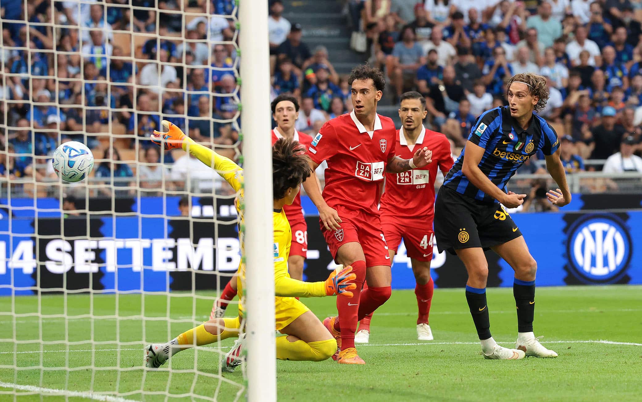 Pio Esposito, il gol di tacco in Inter-Monza fa impazzire San Siro. VIDEO