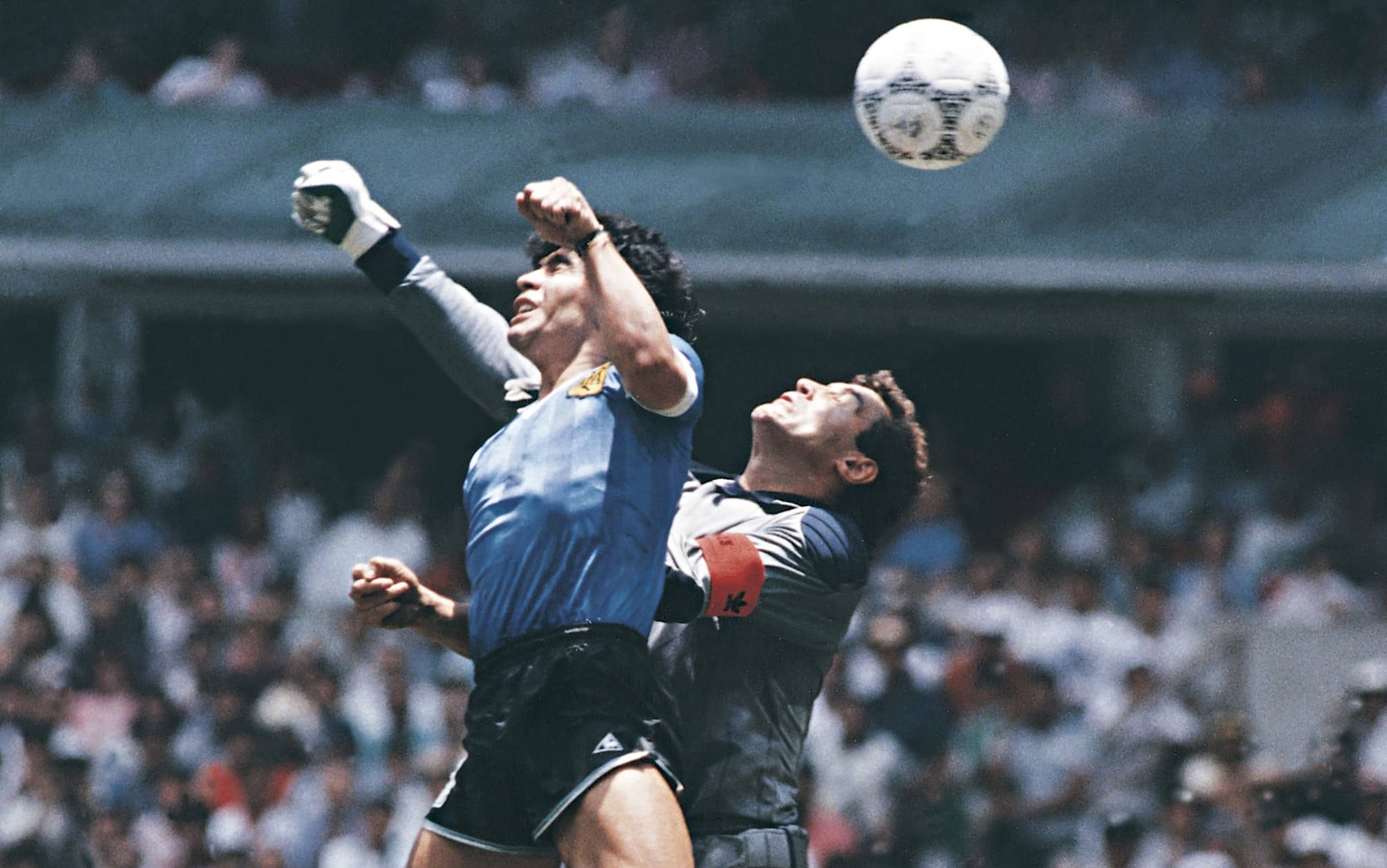 Il pallone della 'Mano de Dios' di Maradona è stato venduto all'asta per oltre 3 milioni