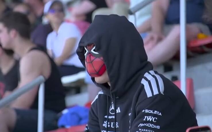 Kimi Antonelli mascherato da Spiderman segue le Libere 1 dalla tribuna a Barcellona
